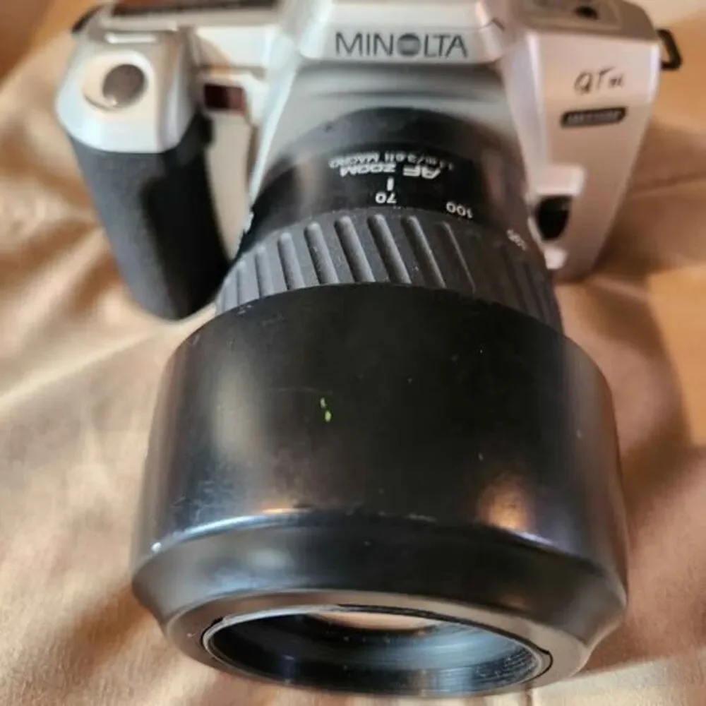 Minolta Maxxum QTsi 35mm SLR Film Camera with AF Zoom 70-210mm Lens